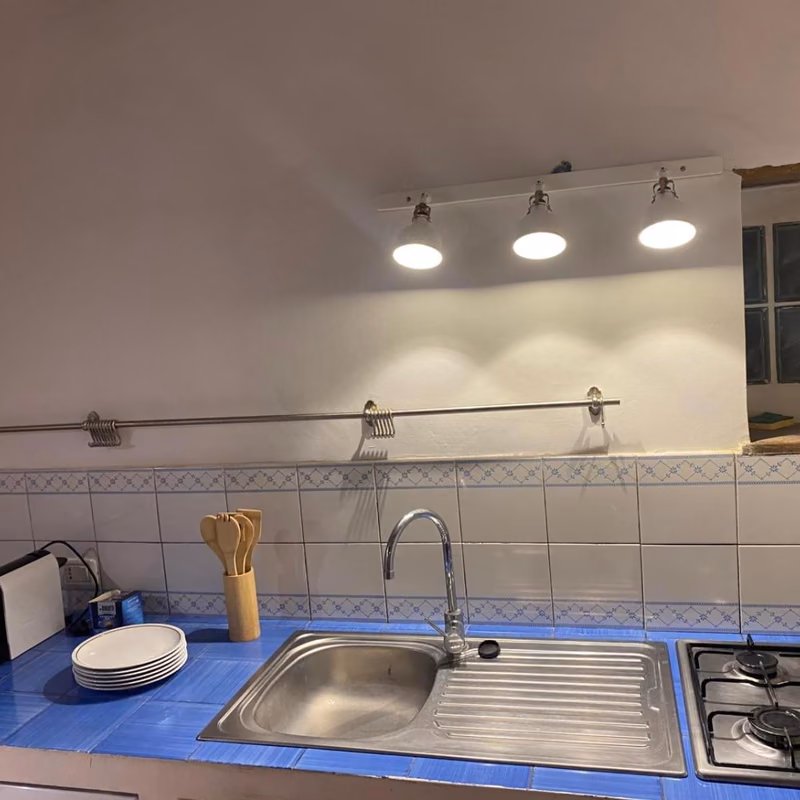 La cucina dell'appartamento Luce su Civita, con lavello, forno e piano cottura