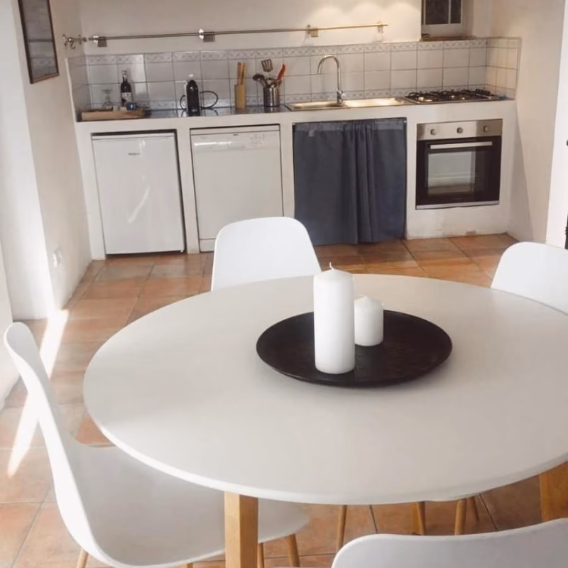 Il tavolo da pranzo e la zona giorno dell'appartamento Luce su Civita
