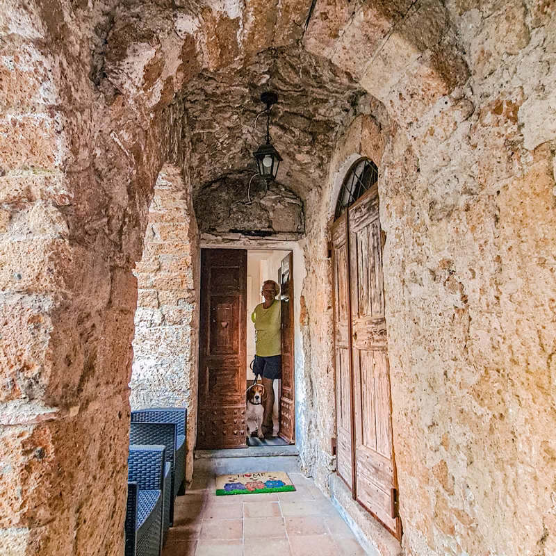 Un vicolo in pietra del centro storico di Lubriano, nel Lazio